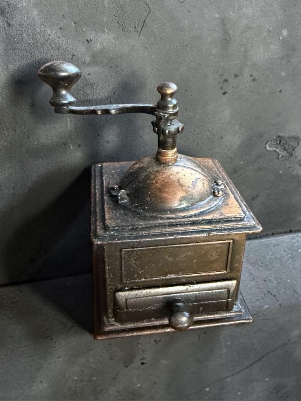 VINTAGE MINIATURE DIE-CAST METAL COFFEE GRINDER  — ANTIQUE FINISH COLLECTIBLE